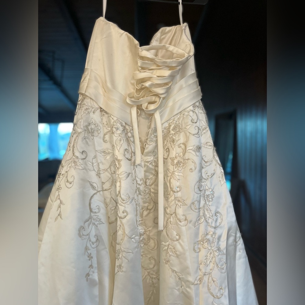 Strapless wedding dress lace up back - Picture 4 of 8